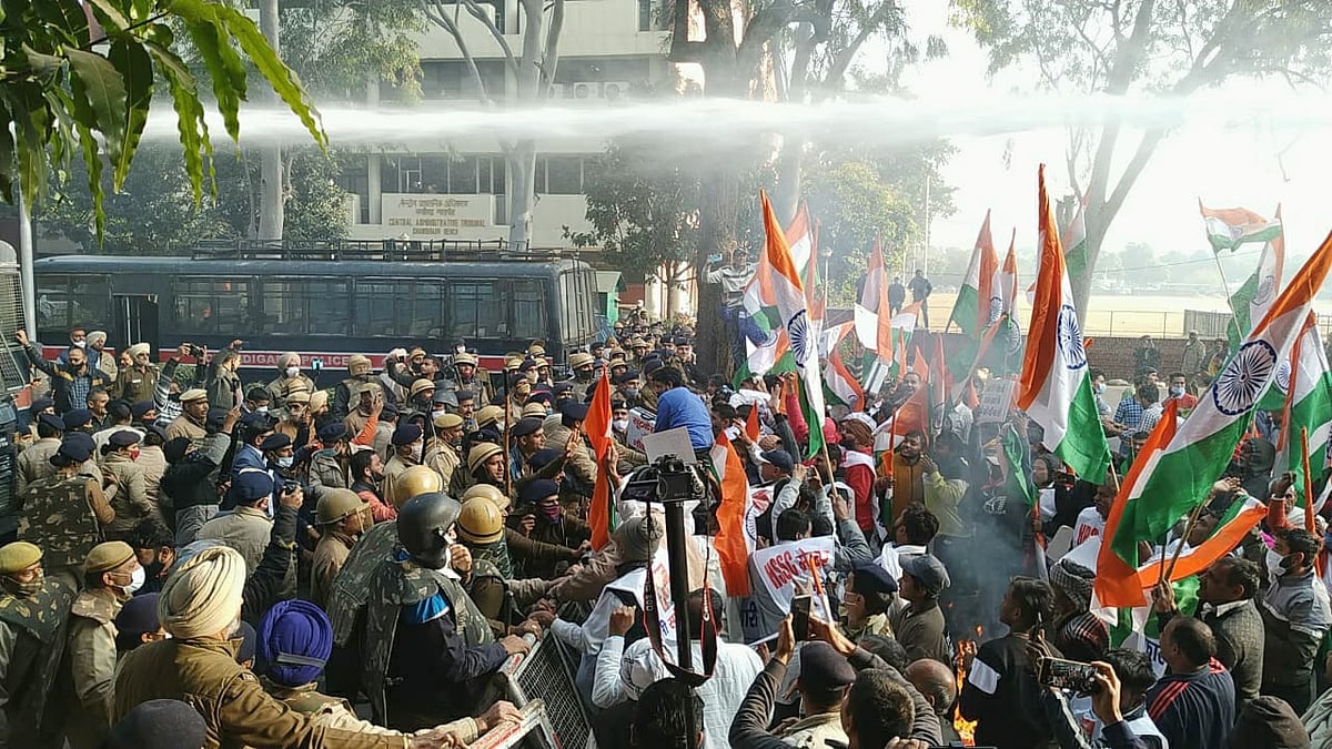 चंडीगढ़ के मटका चौक पर नौकरी घोटाले के खिलाफ प्रदर्शन कर रहे लोगों पर वाटर कैनन का इस्तेमाल करती पुलिस
