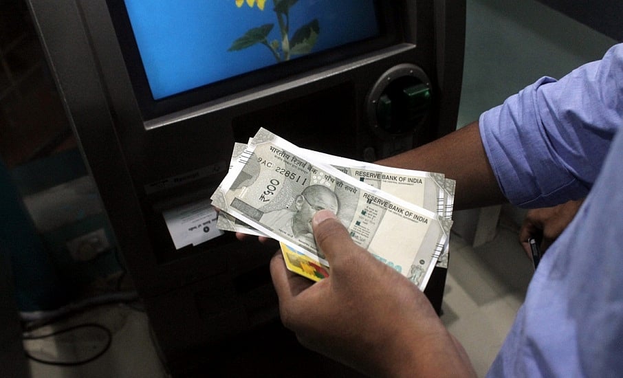 नए साल में जेब पर बोझ के लिए रहें तैयार, ATM से कैश निकालने से कपड़े-जूते खरीदना तक होगा महंगा, 1 जनवरी से ही बदलाव