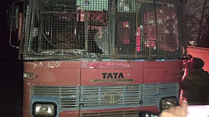श्रीनगर में बड़ा आतंकी हमला, जवानों से भरी बस में अंधाधुंध फायरिंग, 2 जवान शहीद, 10 से ज्यादा घायल