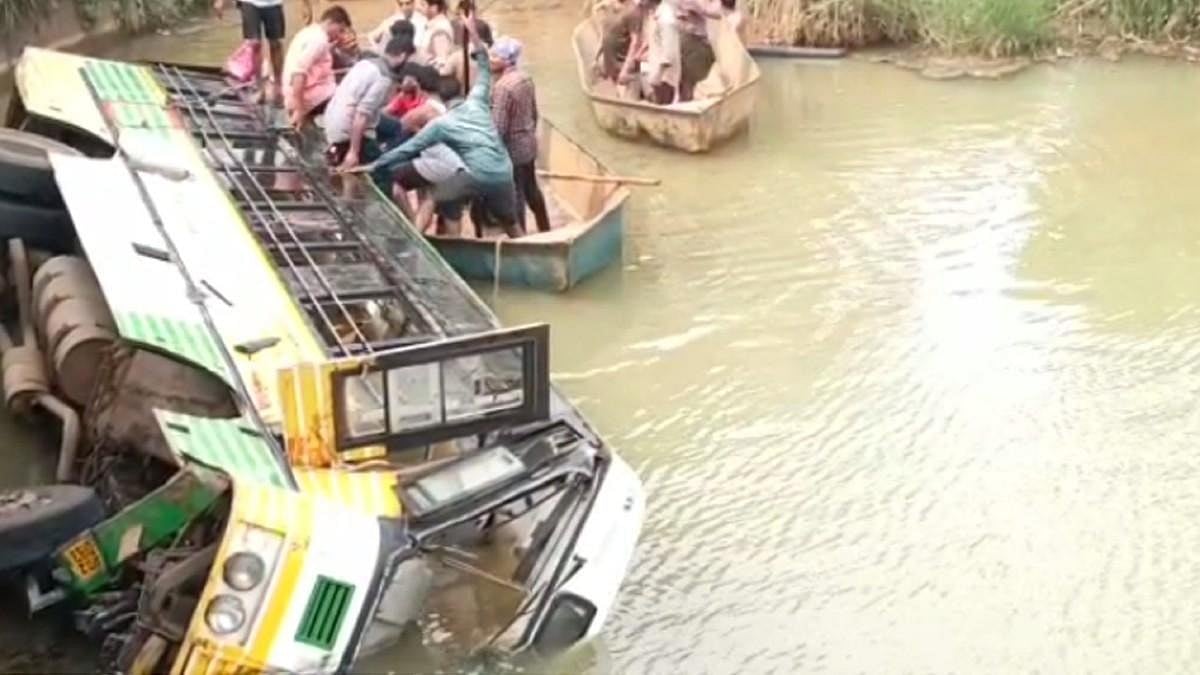 आंध्र प्रदेश में बड़ा हादसा! यात्र‍ियों से भरी बस नदी में गिरी, 9 लोगों की मौत, कई गंभीर रूप से घायल   