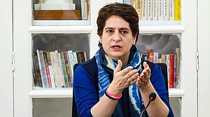 प्रियंका गांधी ने प्रयागराज में पीड़ित रेलवे प्रतियोगी छात्रों से की बात, कहा- डरिए मत, हम आपके साथ