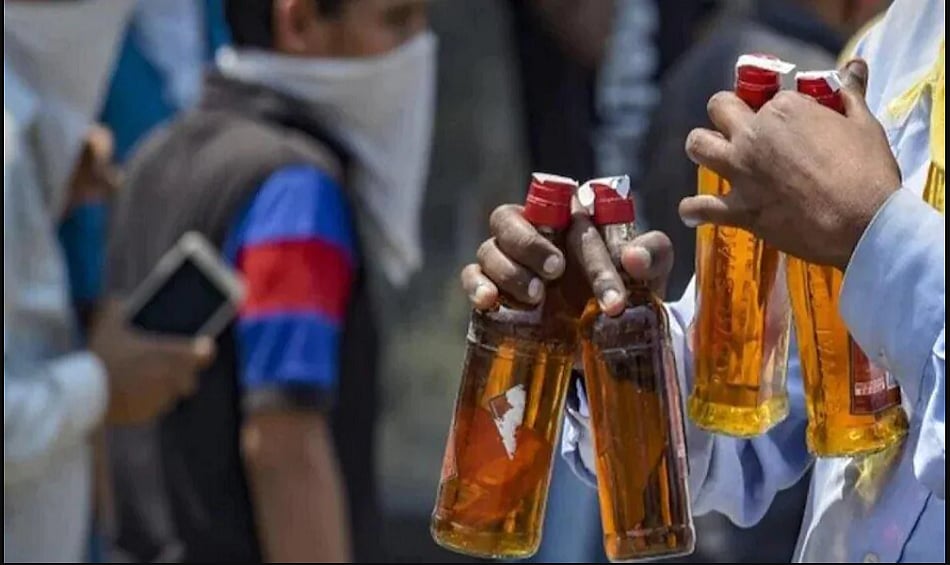 बिहार में तस्करों की गाड़ी से गिरी शराब, तो लूटने की मची होड़, पुलिस के सामने हाथ साफ करते दिखे लोग