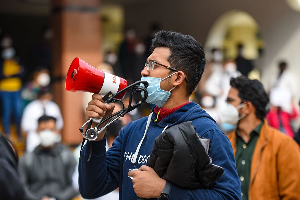 NEET PG Counselling 2021: मरीजों की परेशानी देखते हुए रेजिडेंट डॉक्टरों ने लिया हड़ताल खत्म करने का फैसला 