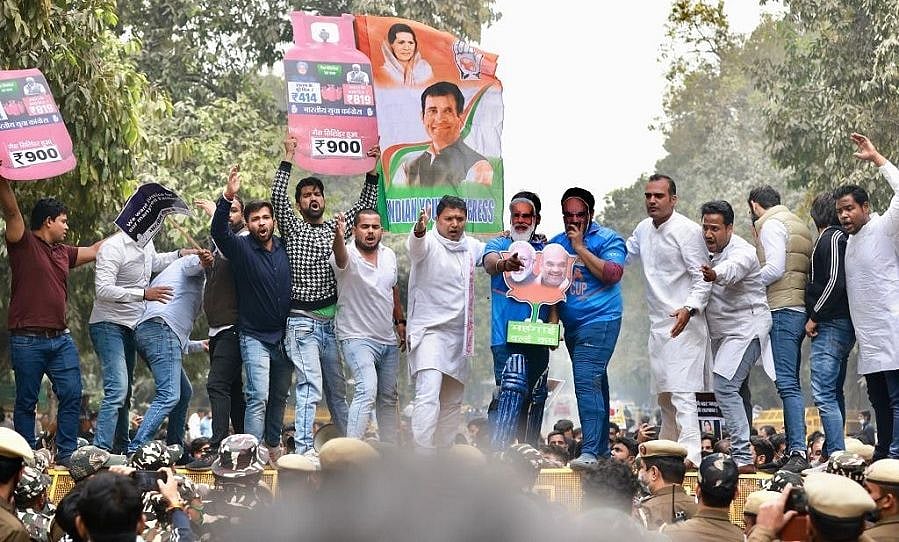 बढ़ती महंगाई के खिलाफ यूथ कांग्रेस का जोरदार प्रदर्शन, संसद घेराव का किया प्रयास, पुलिस ने मुश्किल से रोका