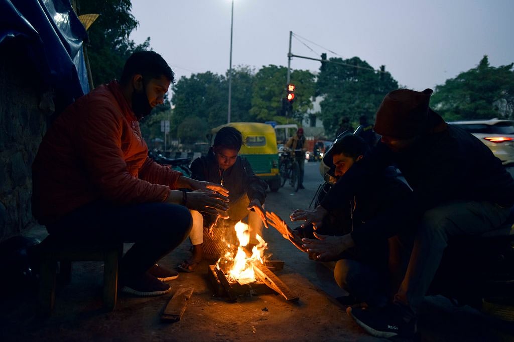 दिल्ली में सर्दी का सितम! शीतलहर की चपेट में देश की राजधानी, एक्यूआई 'बेहद खराब' 