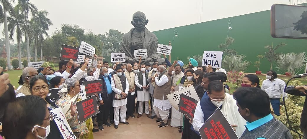 संसद परिसर में राहुल गांधी समेत विपक्षी सांसदों का प्रदर्शन, 12 विपक्षी MP के निलंबन रद्द करने की मांग  