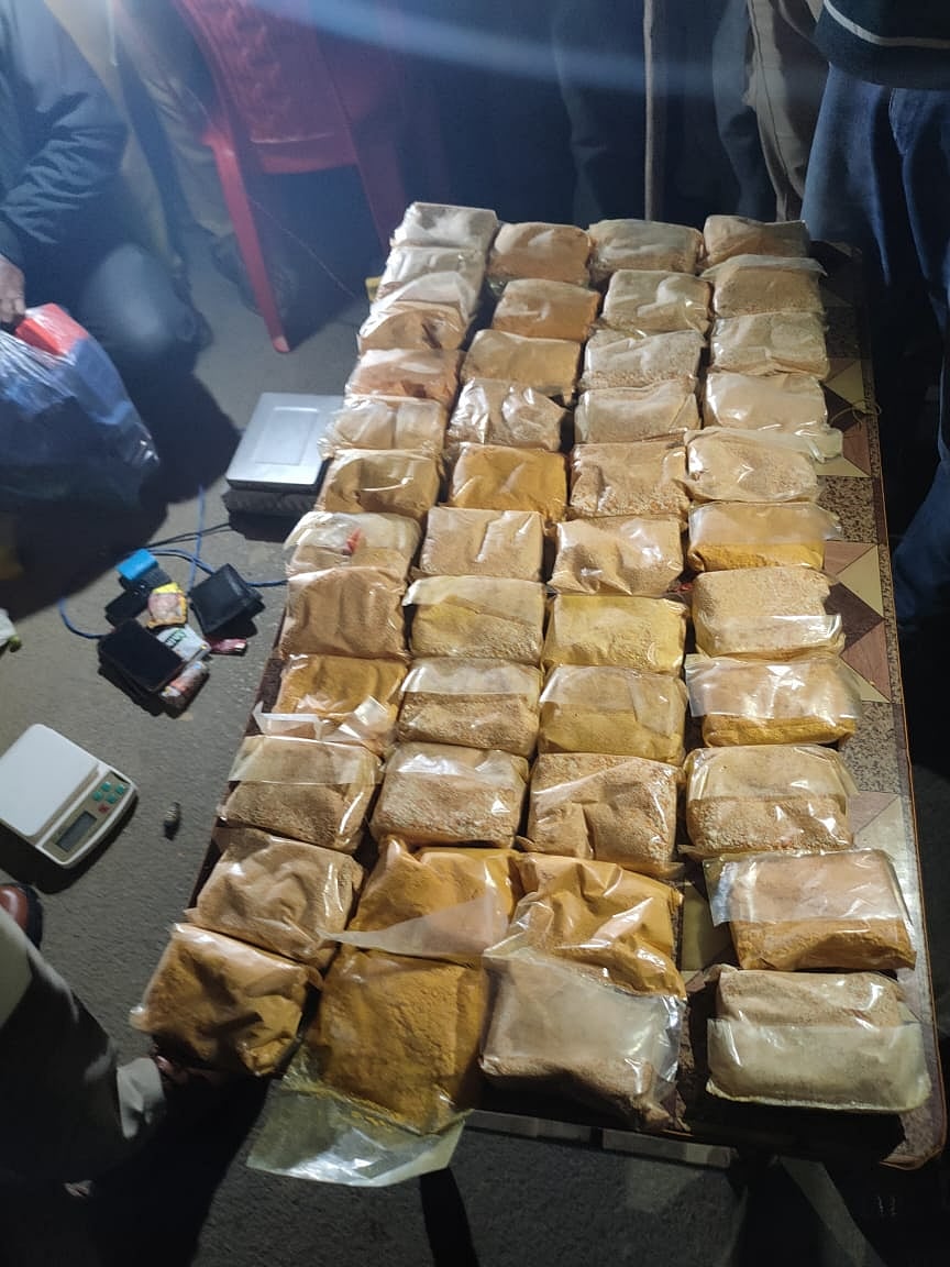 गुजरात तट से अब 400 करोड़ रुपये की हेरोइन हुई जब्त, पाकिस्तानी नाव में मिले 77 किलोग्राम ड्रग  