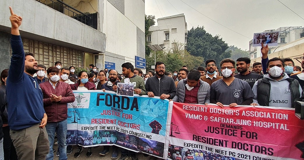 रेजिडेंट डॉक्टर्स ने दिल्ली पुलिस से अभद्रता के लिए माफी की मांग की, कहा- एक इंसान की तरह सम्मानजनक व्यवहार हो