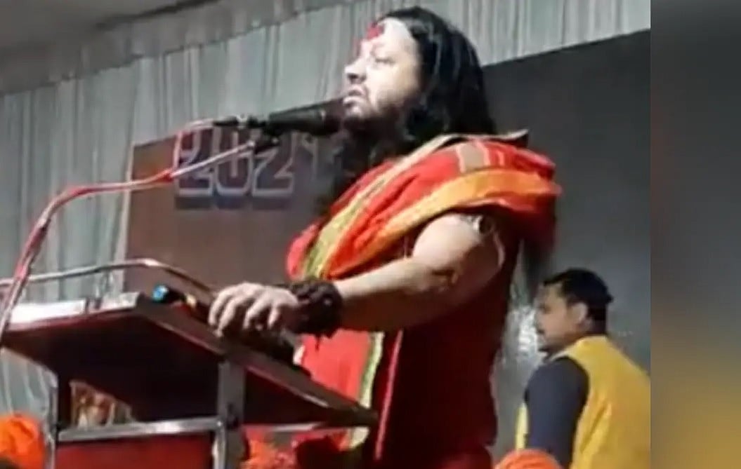 बापू के लिए अपशब्द बोलने वाला कालीचरण फरार, तलाश में पुलिस मध्य प्रदेश और महाराष्ट्र में करेगी छापेमारी