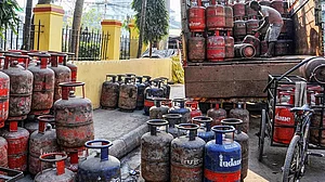 महंगाई पर कहीं खुशी, कहीं गम! कमर्शियल LPG सिलेंडर हुआ सस्ता, लेकिन घरेलू पर कोई राहत नहीं