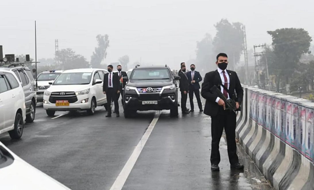 पंजाब में फ्लाइओवर पर पीएम की कार रोके रखकर क्या एसपीजी ने ब्लू बुक नियमों की अनदेखी की, क्या दाल में कुछ काला है!