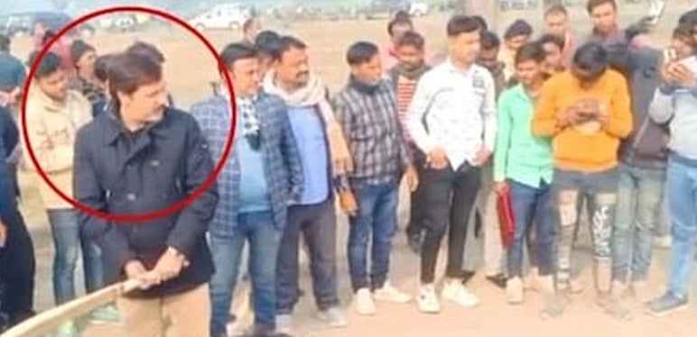 यूपीः हत्याकांड में भगोड़े पूर्व सांसद का क्रिकेट खेलते वीडियो वायरल, अखिलेश ने BJP के 'फर्क साफ' पर साधा निशाना