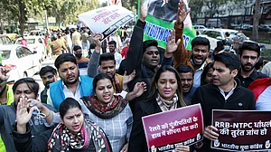 RRB NTPC Protest: छात्रों के समर्थन में सड़क पर उतरा युवा कांग्रेस, कहा- तुरंत वापस लिए जाएं छात्रों और अध्यापकों पर दर्ज केस