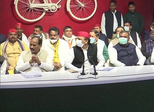 UP Elections: सपा में शामिल हुए योगी के मंत्री दारा सिंह चौहान, पूर्व IPS अधिकारी असीम अरुण को लेकर अखिलेश ने उठाए सवाल  