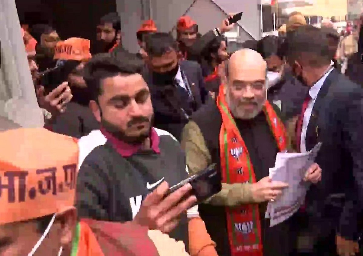 यूपी चुनावः अमित शाह ने बिना मास्क लगाए कैराना में घर-घर किया प्रचार, चुनाव आयोग के नियमों की उड़ी धज्जियां