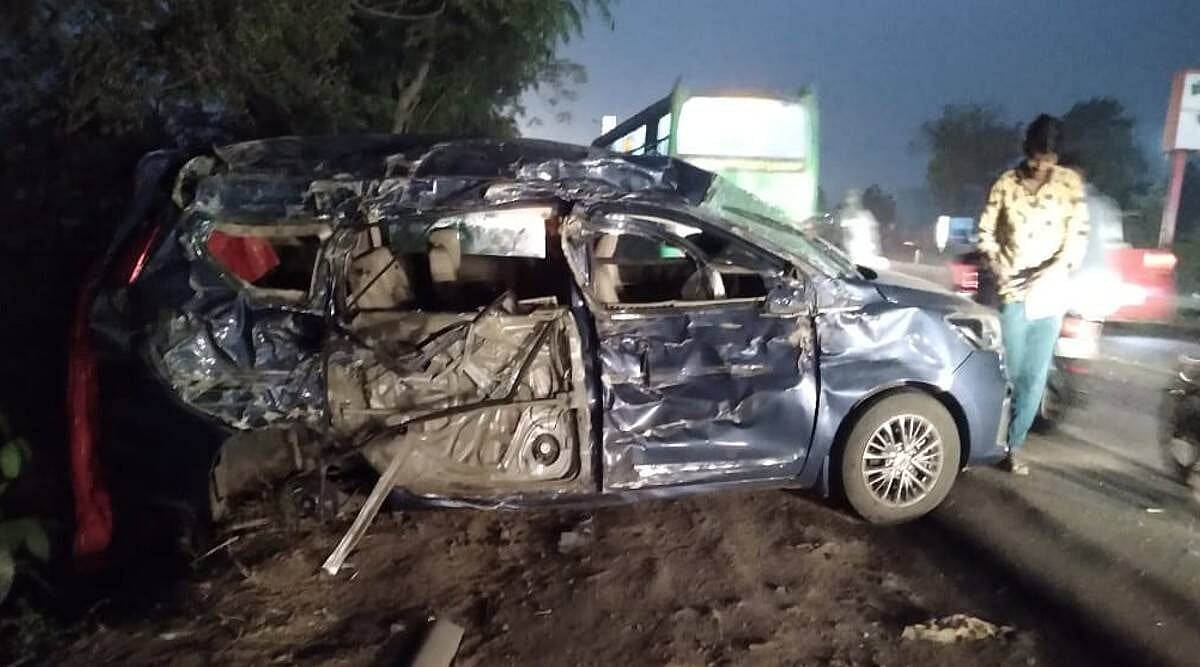 पुणे-अहमदनगर रोड पर दर्दनाक हादसा! कार और दो मोटरसाइकिल की ट्रक से टक्कर में 5 लोगों की मौत, पांच घायल 