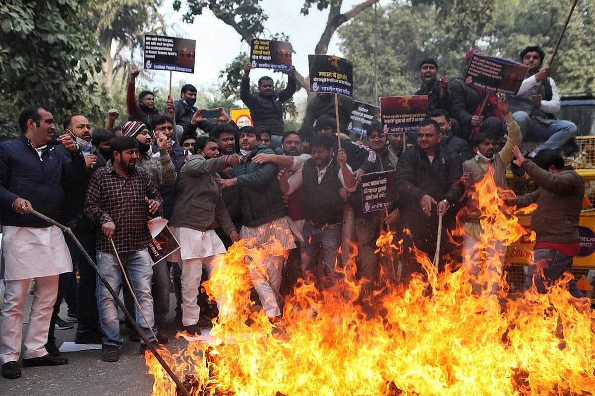 अमर जवान ज्योति हटाने के खिलाफ यूथ कांग्रेस का प्रदर्शन, फूंका सरकार का पुतला, BJP पर शहीदों के अपमान का लगाया आरोप