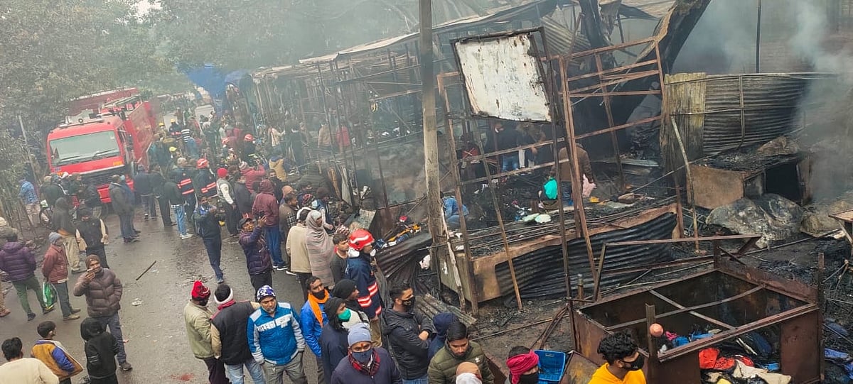 लाल किले के सामने मार्किट में लगी भीषण आग,  कई दुकानें जलकर खाक, कोई हताहत नहीं