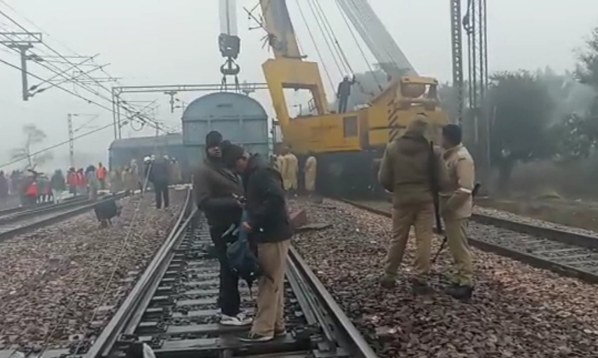 उत्तर प्रदेश में बड़ा रेल हादसा! मथुरा-पलवल रेल मार्ग पर पटरी से उतरी मालगाड़ी, कई ट्रेनें रद्द 
