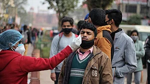 दिल्ली के रेलवे स्टेशनों पर शुरू हुई यात्रियों की रैंडम जांच, कोरोना कहर के बीच संक्रमण चेन तोड़ने की कोशिश