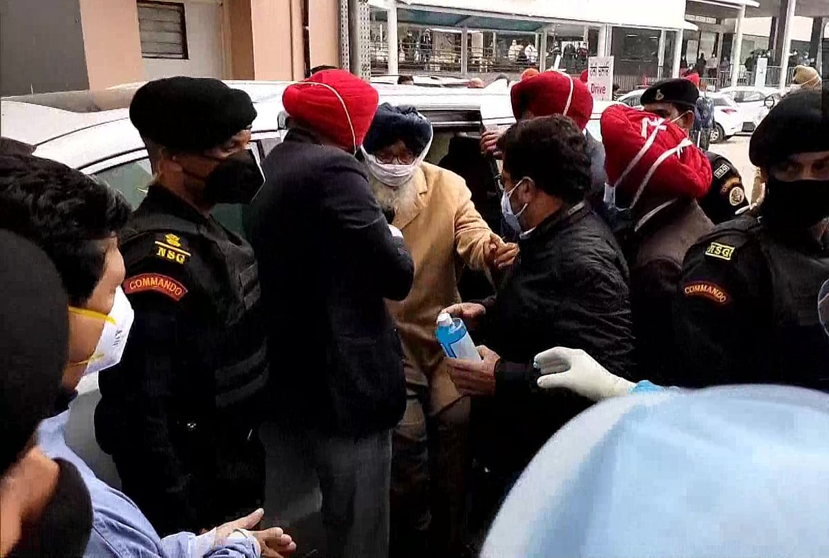 पंजाब में अकाली दल संरक्षक प्रकाश सिंह बादल कोरोना संक्रमित, हल्के बुखार के बाद अस्पताल में भर्ती