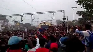 बिहार: RRB-NTPC परीक्षा परिणाम के खिलाफ दूसरे दिन भी पटरियों पर उतरे छात्र, कई ट्रेन के मार्ग में करना पड़ा बदलाव