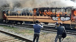 वीडियो: RRB-NTPC अभ्यर्थियों का गया में बवाल, ट्रेन की बोगी में लगाई आग, रेल सेवा चरमराई