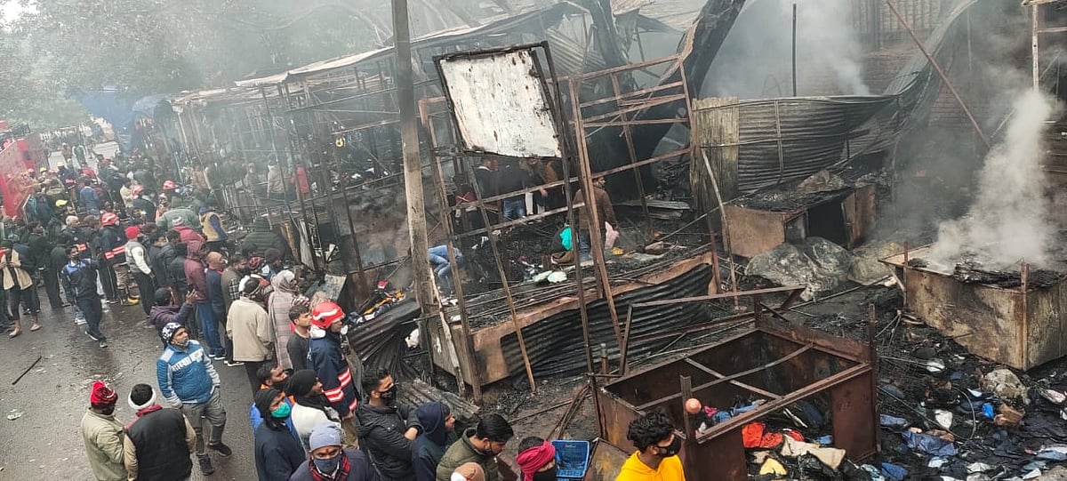 लाल किले के सामने मार्किट में लगी भीषण आग,  कई दुकानें जलकर खाक, कोई हताहत नहीं