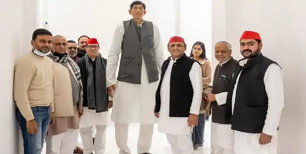 यूपी चुनाव: देश के सबसे लंबे आदमी ने थामा एसपी का दामन, सीएम योगी का नाम लेकर सुनाई आपबीती!