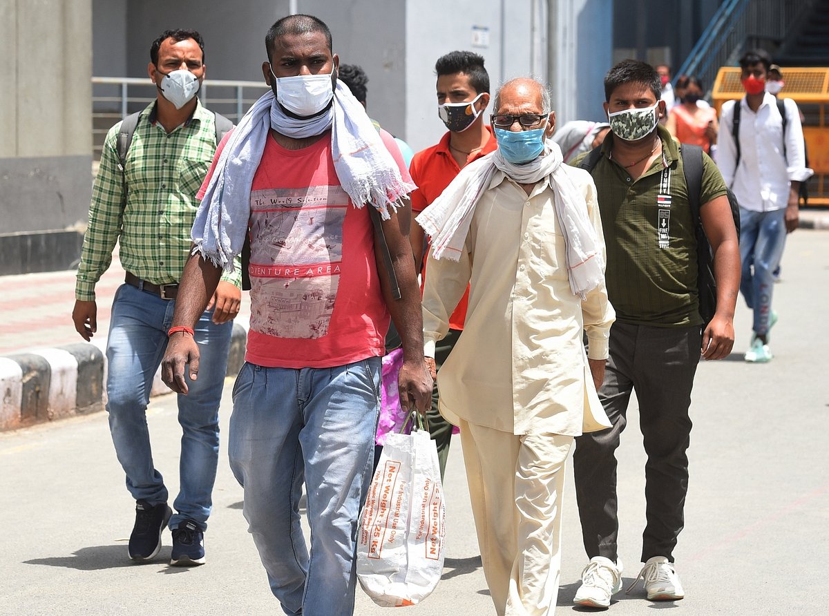 दिल्ली में लॉकडाउन की आशंका, पिछली बार दिक्कतों का सामना कर चुके प्रवासी मजदूर फिर लौट रहे अपने घर 