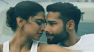 सिनेजीवन: फिल्म 'बधाई दो' का पोस्टर ऑउट और 'गहराइयां' का पहला गाना रिलीज, एक दूसरे में डूबे दिखे दीपिका-सिंद्धांत