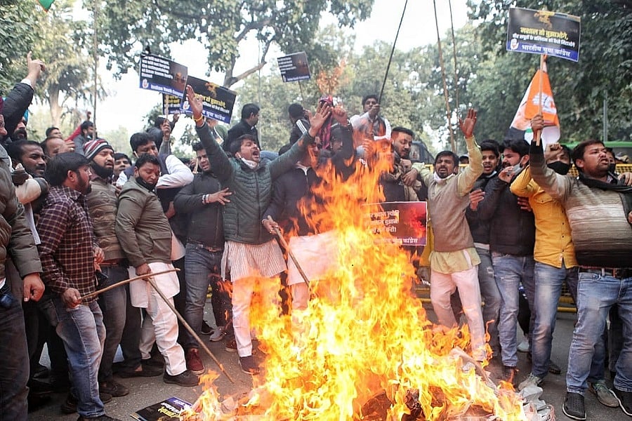 अमर जवान ज्योति हटाने के खिलाफ यूथ कांग्रेस का प्रदर्शन, फूंका सरकार का पुतला, BJP पर शहीदों के अपमान का लगाया आरोप