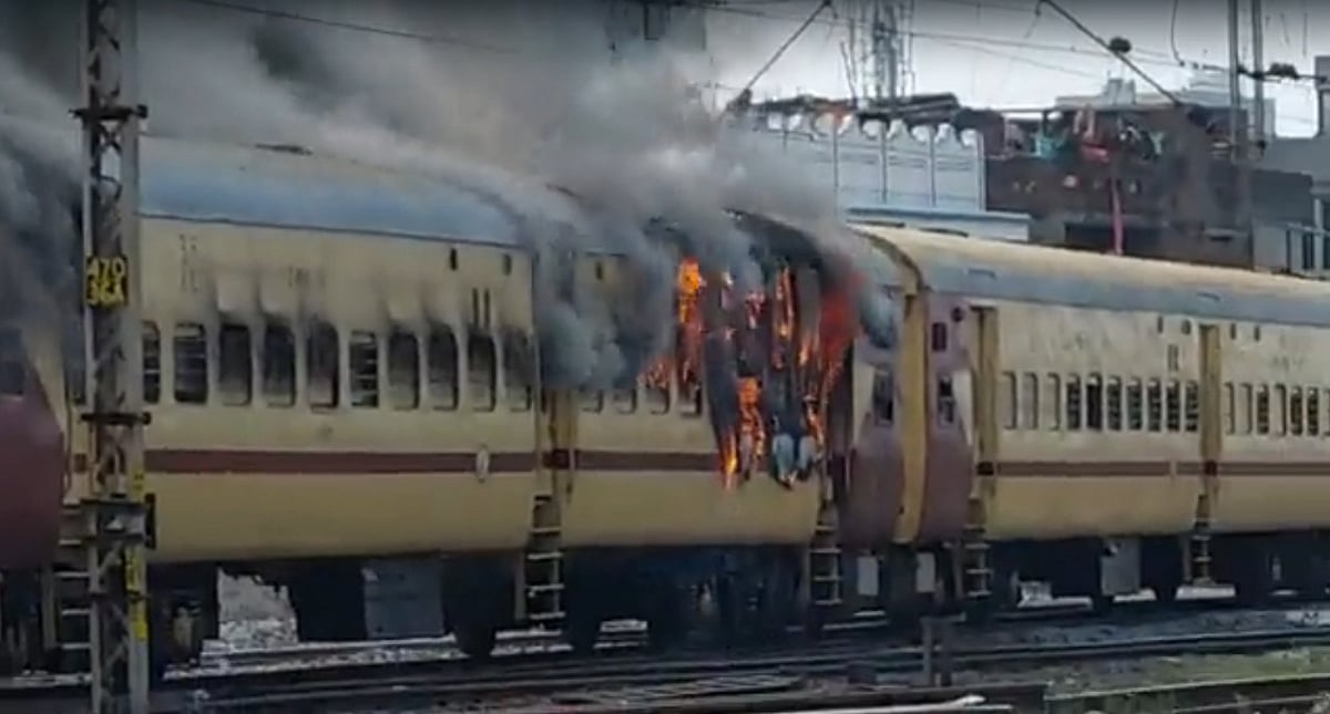 RRB-NTPC Protest: गया में छात्रों का बवाल! पथराव के बाद ट्रेन की बोगी में लगाई आग 