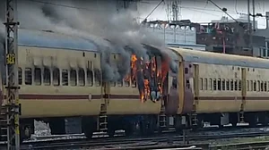 RRB-NTPC Protest: गया में छात्रों का बवाल! पथराव के बाद ट्रेन की बोगी में लगाई आग
