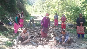 कोरोना के भय से बिहार लौटे कामगारों को मिलेगा काम? नीतीश सरकार के सामने रोजगार उपलब्ध कराना एक चुनौती