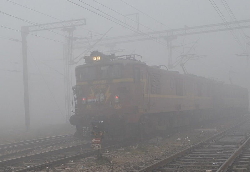 दिल्ली समेत उत्तर भारत में घने कोहरे का कहर, थमी ट्रेनों की रफ्तार, कई लेट, 500 ट्रेनों को रद्द किया गया
