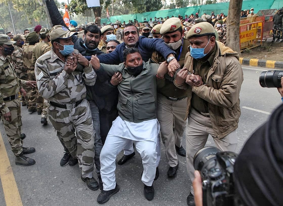अमर जवान ज्योति हटाने के खिलाफ यूथ कांग्रेस का प्रदर्शन, फूंका सरकार का पुतला, BJP पर शहीदों के अपमान का लगाया आरोप