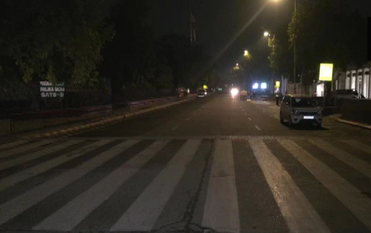 दिल्ली में कोरोना के खिलाफ लगा 56 घंटे का वीकेंड कर्फ्यू, सोमवार सुबह तक लागू, जानें क्या खुलेगा और क्या रहेगा बंद?