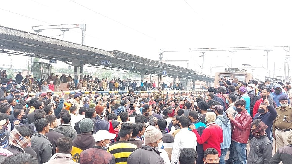 बिहार: RRB-NTPC परीक्षा परिणाम के खिलाफ दूसरे दिन भी पटरियों पर उतरे छात्र, कई ट्रेन के मार्ग में करना पड़ा बदलाव