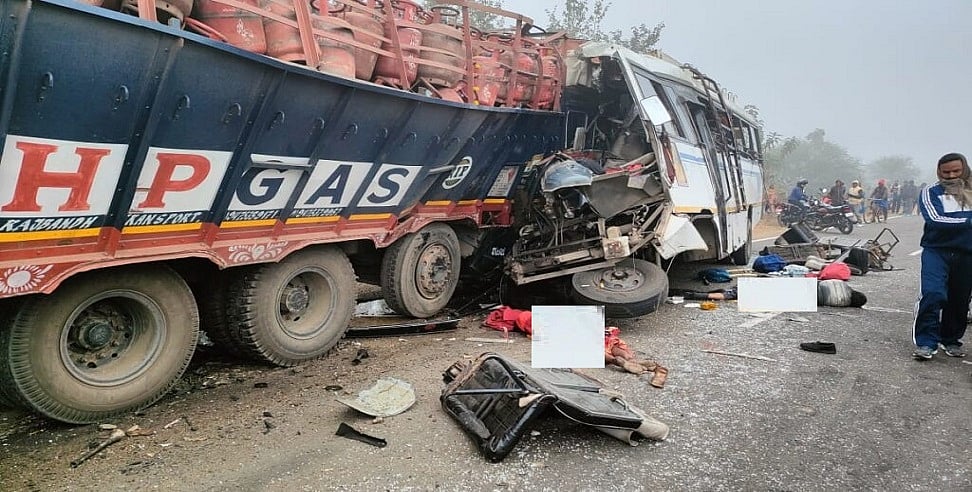 झारखंड के पाकुड़ में भीषण सड़क हादसा, बस-ट्रक के बीच टक्कर में 8 लोगों की दर्दनाक मौत, 25 घायल