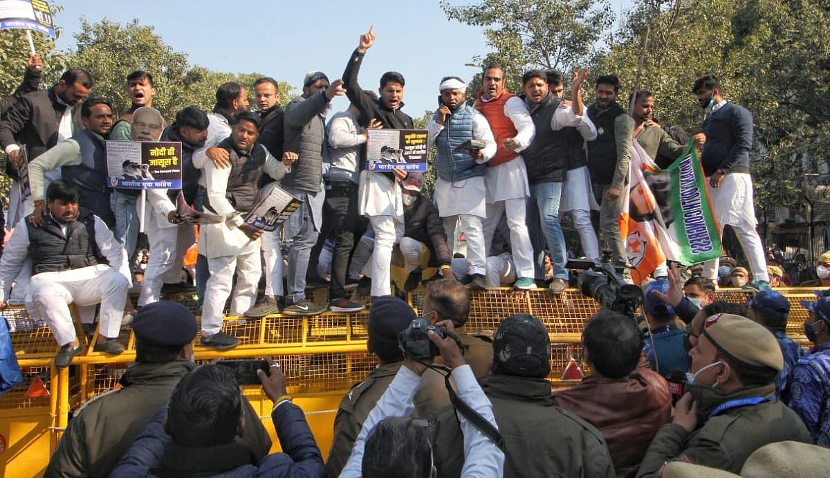 पेगासस जासूसी के खिलाफ यूथ कांग्रेस का हल्ला बोल, दिल्ली की सड़कों पर प्रदर्शन, पीएम मोदी को बताया जग्गा जासूस