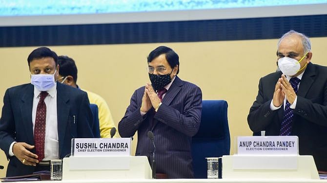 सभी चुनावी राज्यों में 22 जनवरी तक रैलियों, रोड शो पर रोक, 50% क्षमता के साथ इनडोर बैठक की इजाजत