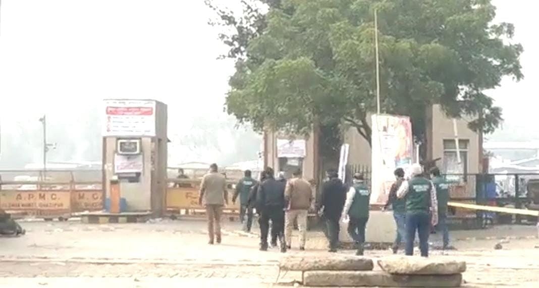 दिल्ली के गाजीपुर में संदिग्ध बैग में मिला IED, एक बड़े गड्ढे में ब्लास्ट कर किया गया निष्क्रिय