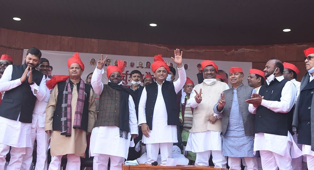 मोदी-योगी के विकास के 'हिंदू मॉडल' को विपक्ष के 'सामाजिक न्याय' मॉडल से बेहतर साबित करने में छूट रहे पसीने
