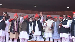 मोदी-योगी के विकास के 'हिंदू मॉडल' को विपक्ष के 'सामाजिक न्याय' मॉडल से बेहतर साबित करने में छूट रहे पसीने