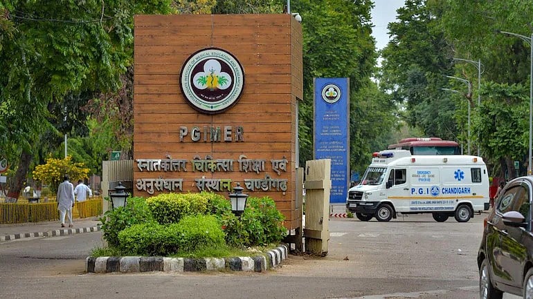 चंडीगढ़ PGI अस्पताल के 352 स्वास्थ्य कर्मी निकले कोरोना संक्रमित, 95 प्रतिशत कर्मियों को लगी थी दोनों डोज!