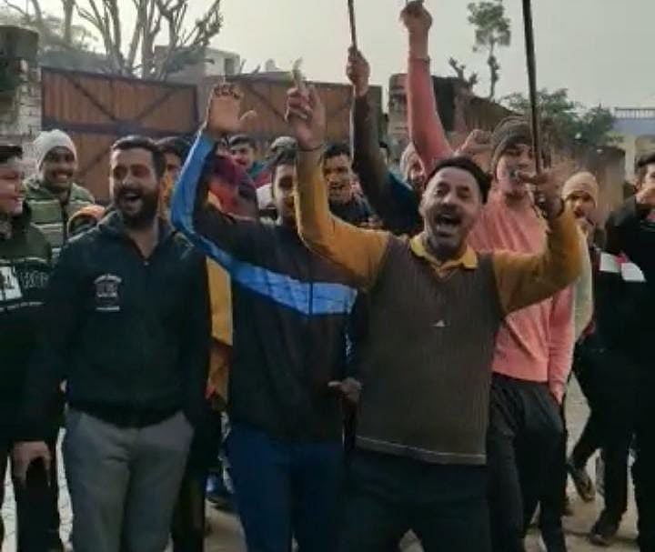 यूपी चुनाव: मेरठ में बीजेपी उम्मीदवार को गांव वालों ने दौड़ाया, गाड़ी पर पथराव, जान बचाकर भागे नेताजी