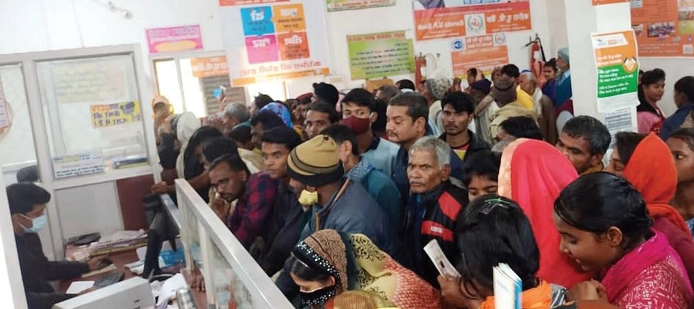 वोटरों को रिझाने के लिए बीजेपी-योगी के वादे पड़ने लगे हैं उलटे, मुफ्त राशन-तेल पर लगी चुनाव आयोग की पाबंदी