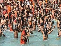 माघ मेला शुरू होते ही लाखों भक्तों ने 'मकर संक्रांति' पर किया स्नान, मास्क और सामाजिक दूरी को लेकर टूटे नियम