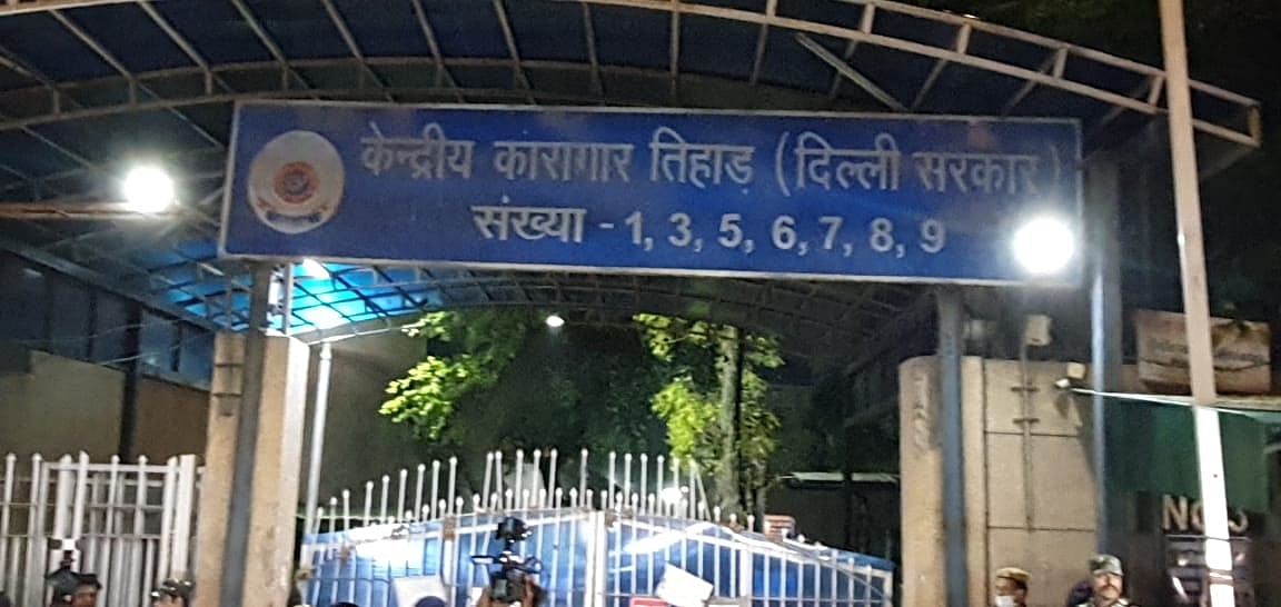 तिहाड़ में पकड़े जाने के डर से कैदी ने निगला मोबाइल फोन, अस्पताल में कराना पड़ा भर्ती, जानें पूरा माजरा